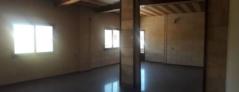 شقه مع سطح للبيع