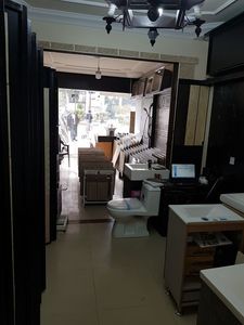 محل على شارع عام