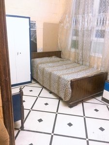 شقه على الشارع العام