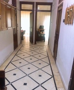 شقه على الشارع العام