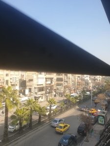 شقه على الشارع العام