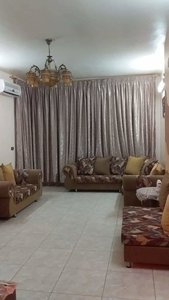 شقه على الشارع العام