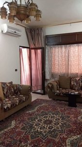 شقه على الشارع العام