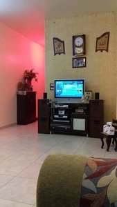 شقه على الشارع العام