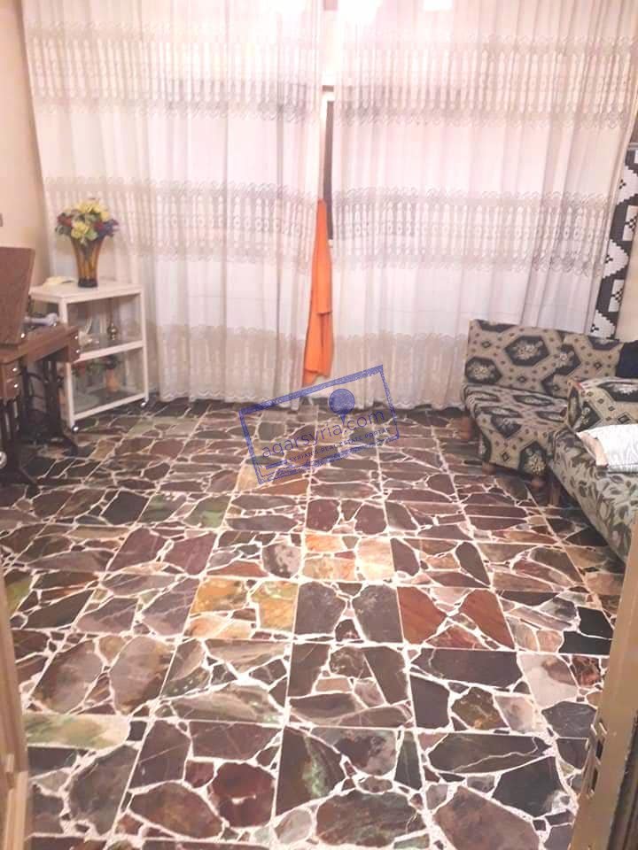 شقه على الشارع العام