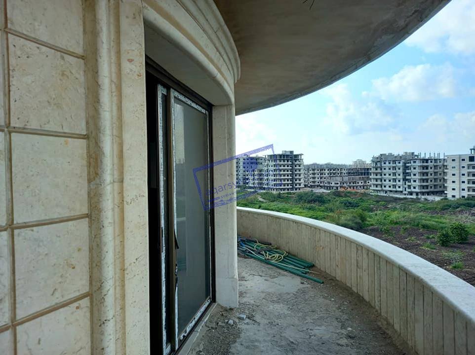 منزل للبيع على زاوية شارعين