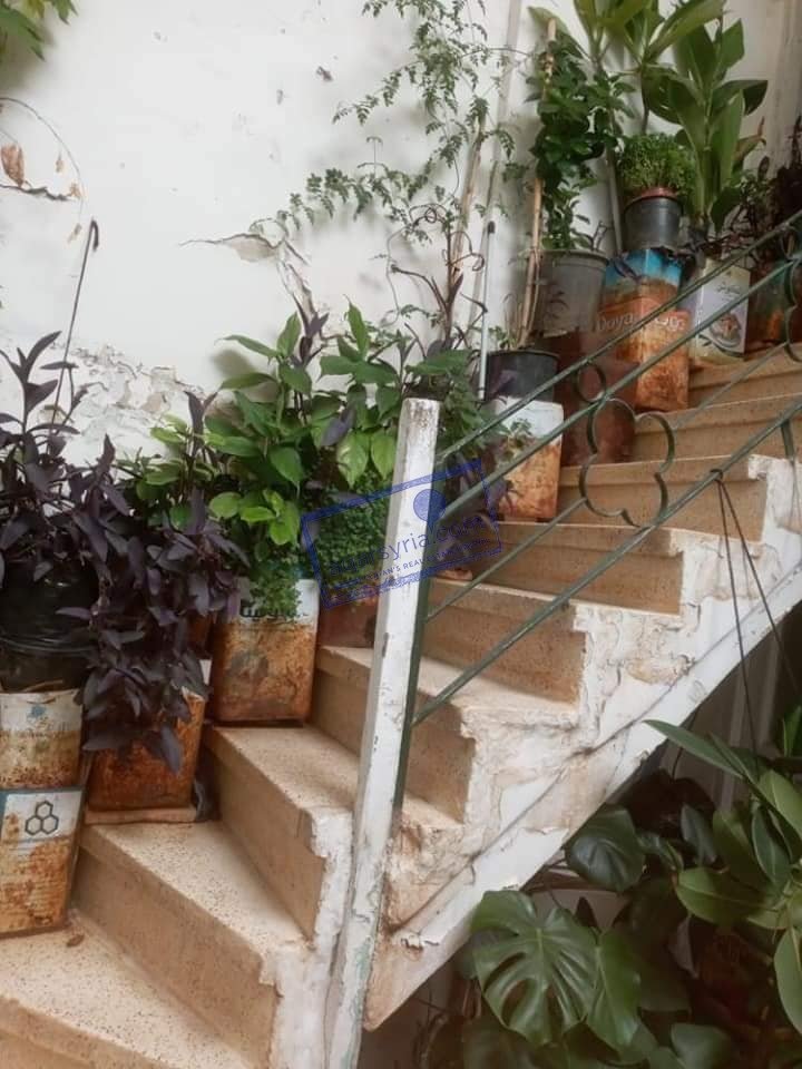 للبيع منزل عربي افرنجي على الشارع مباشرة