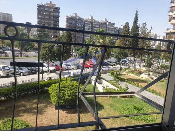 للبيع غرفتين نوم وصالون وسفره وبلكون ، مساحة 110 متر