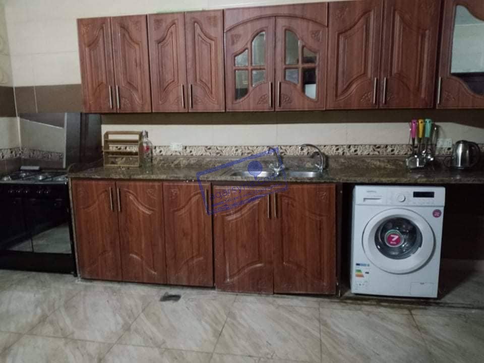 للبيع ، شقة طابق اول فني عالطريق العام مباشرة