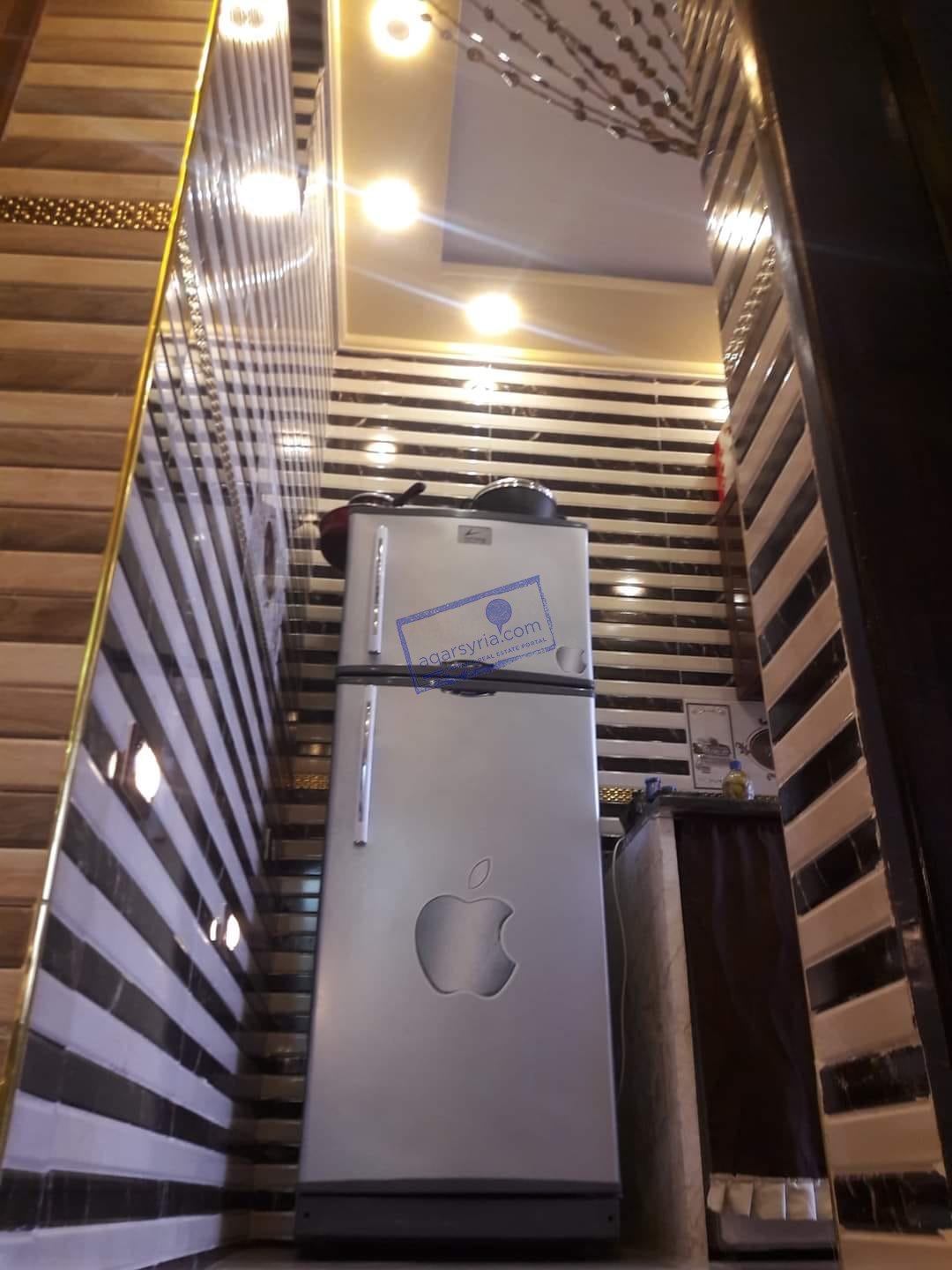 بيت مع السطوح طابق خامس والسطوح مزرعة صغيرة