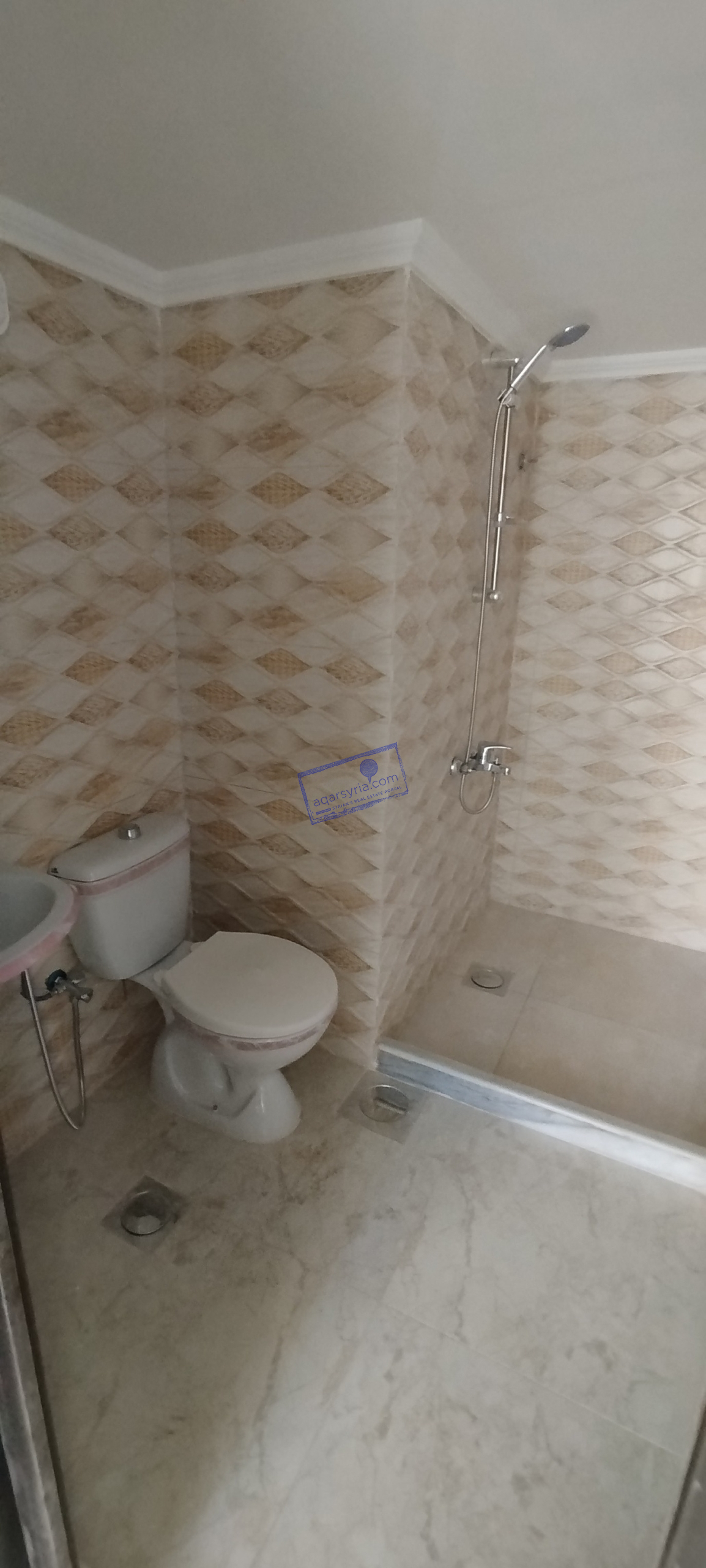 شقه للبيع بموقع متميز طابق أول