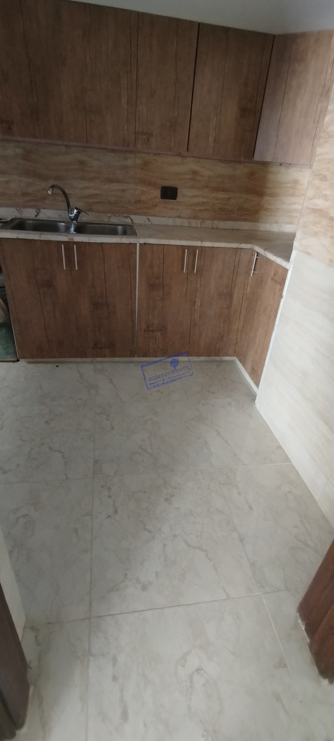 شقه للبيع بموقع متميز طابق أول