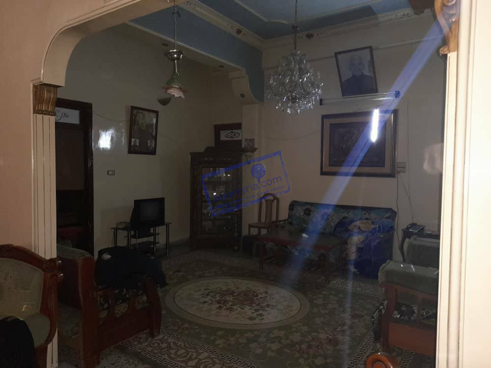 شقة للبيع قريبة من الخدمات وببناء نظيف وهادئ مع محل مفرز تجاري بسعر أقل من السوق