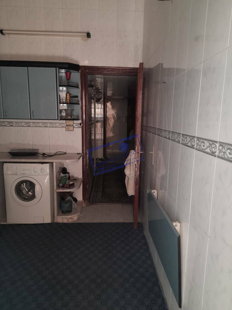 شقة للبيع قريبة من الخدمات وببناء نظيف وهادئ مع محل مفرز تجاري بسعر أقل من السوق