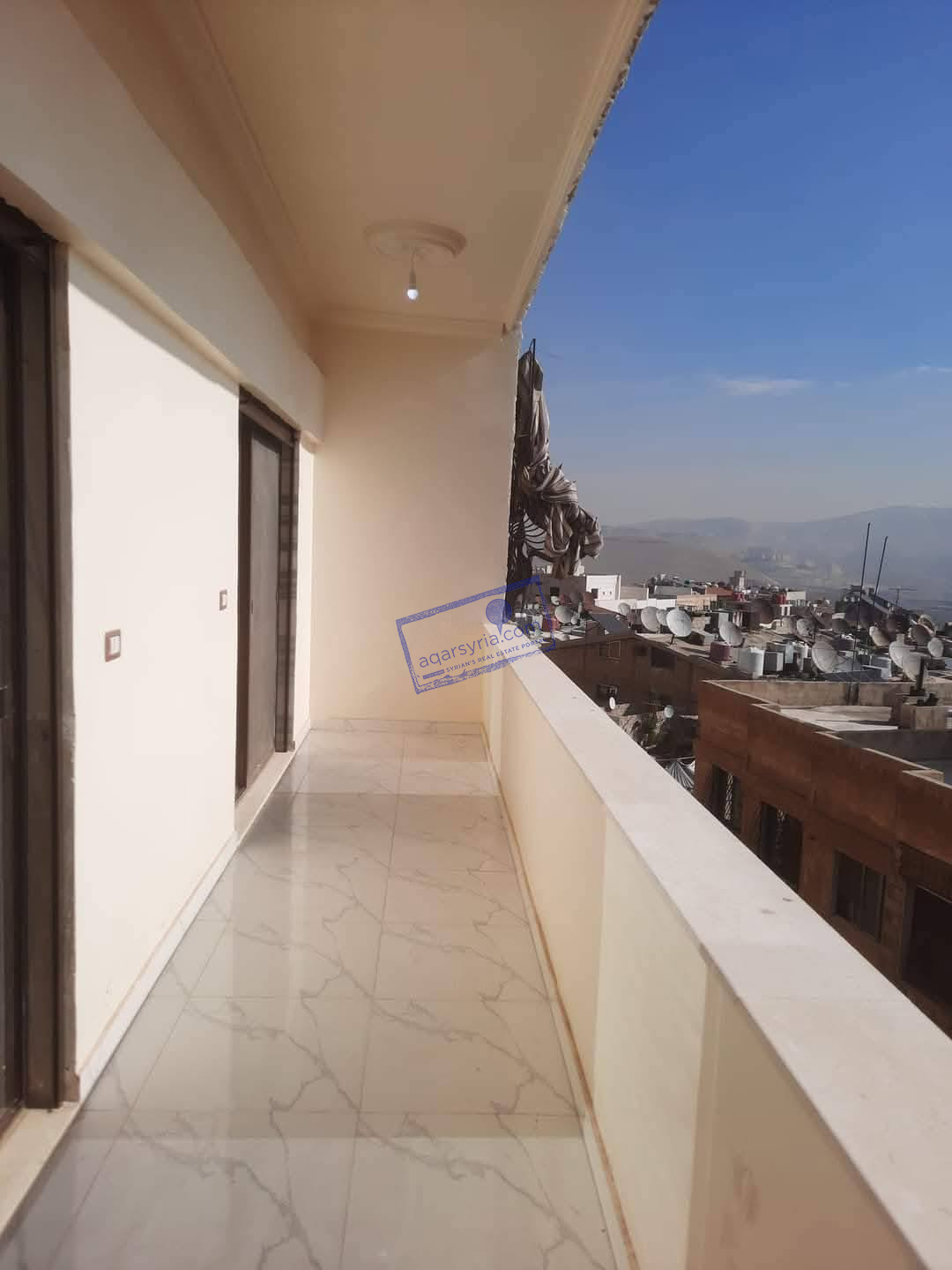 شقة للبيع قريبة من الخدمات كسوه جديده وببناء نظيف وهادئ والمواصفات ولا احلي من هيك مثل ما مبين بالصور