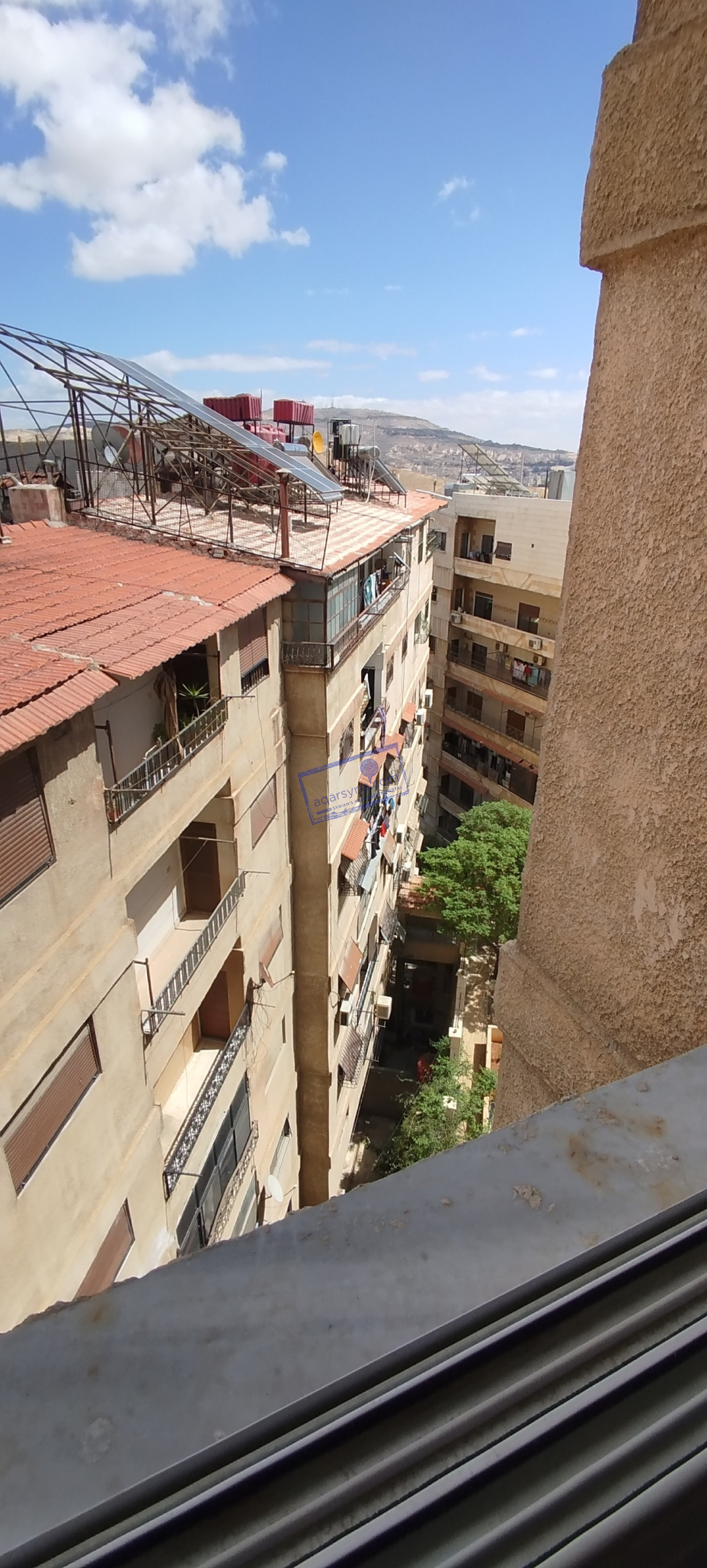 بدك تسكن و ترتاح؟ بدك سعر مناسب بس بدك تاخد الخطوه شقة مع تراس وإطلالة حلوة للايجار والكسوه عم تحكي لحالها