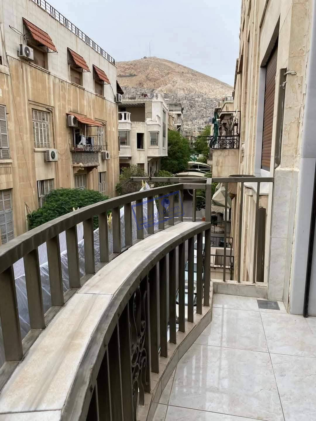 نحنا_منسهلك_الطريق بدك تسكن و ترتاح؟ شقة مع تراس وإطلالة حلوة للبيع
