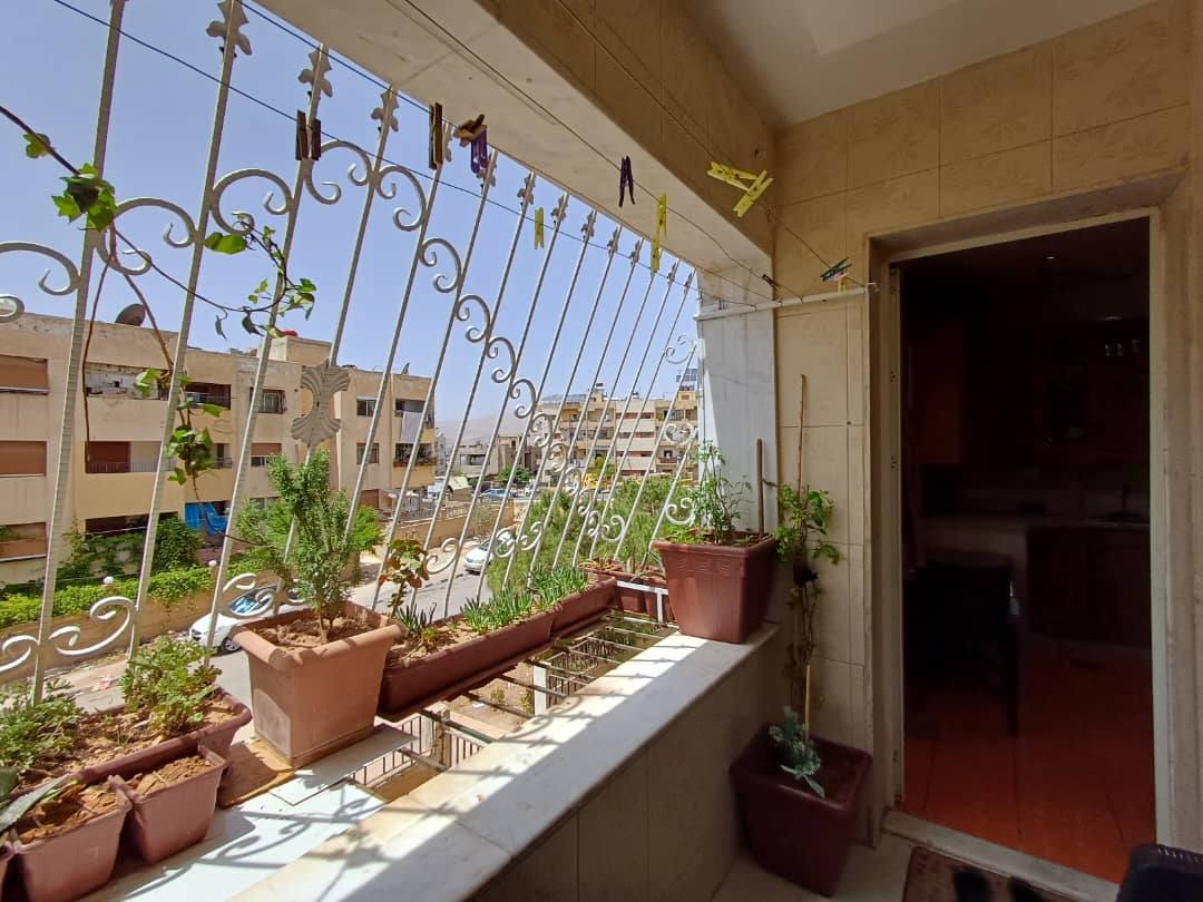 بدك تسمع حكي علي المظبوط اكيد بدك للبيع شقة بموقع حيوي وقريب من كل الخدمات مع طاقة شمسية للمي وللكهربا ولا احلي من هيك حكي