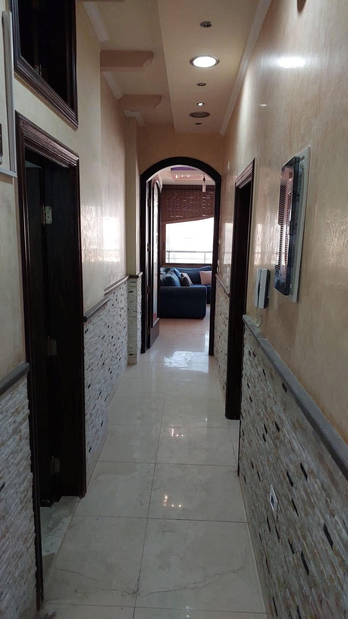 شقة سكنية في اشرفية صحنايا أطلالة ولا أروع من هيك مفتوحة على الشارع الرئيسي مباشر اناقه وشياكه مثل ما بتحلم حلمك صار قريب