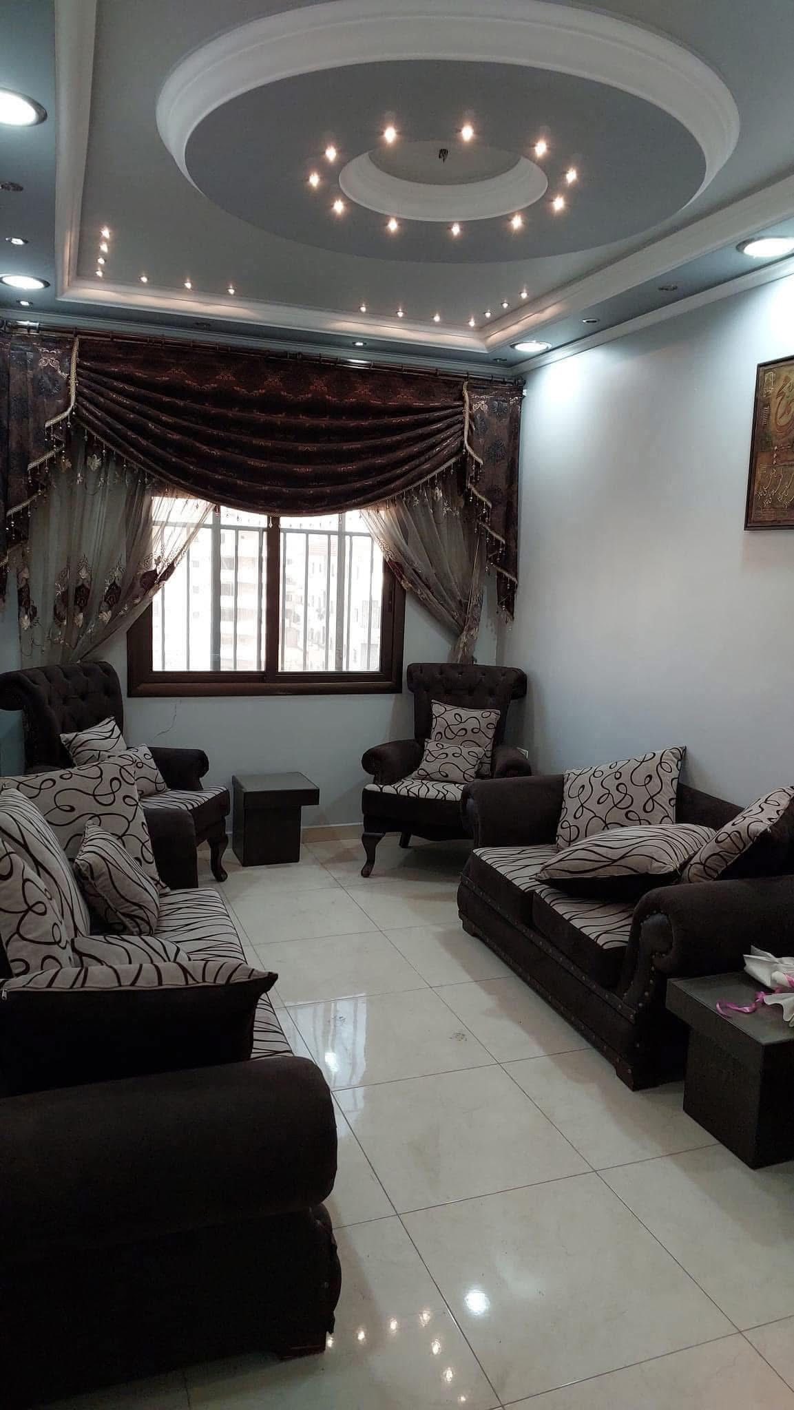 شقة سكنية في اشرفية صحنايا أطلالة ولا أروع من هيك مفتوحة على الشارع الرئيسي مباشر اناقه وشياكه مثل ما بتحلم حلمك صار قريب