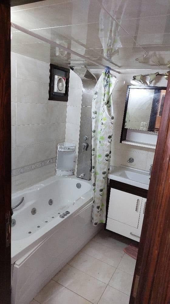شقة سكنية في اشرفية صحنايا أطلالة ولا أروع من هيك مفتوحة على الشارع الرئيسي مباشر اناقه وشياكه مثل ما بتحلم حلمك صار قريب