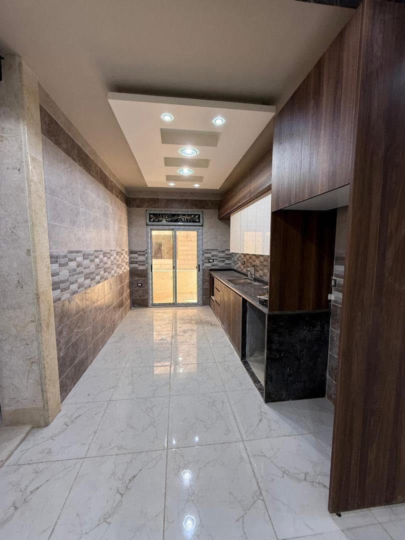 شقة سكنية في اشرفية صحنايا أطلالة ولا أروع من هيك مفتوحة على الشارع الرئيسي مباشر اناقه وشياكه مثل ما بتحلم حلمك صار قريب