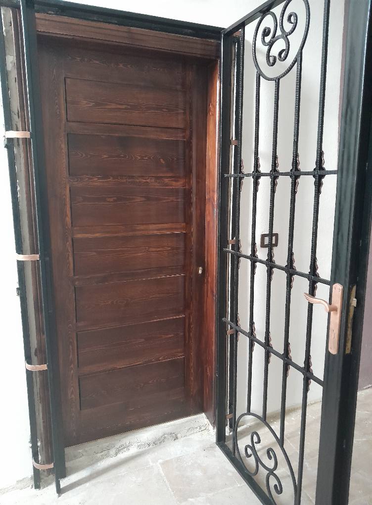 شقة جاهزة للسكن اكساء سوبر غير مسكون قبل _طابق ثاني فني الشارع العام اطلاله رووووعه