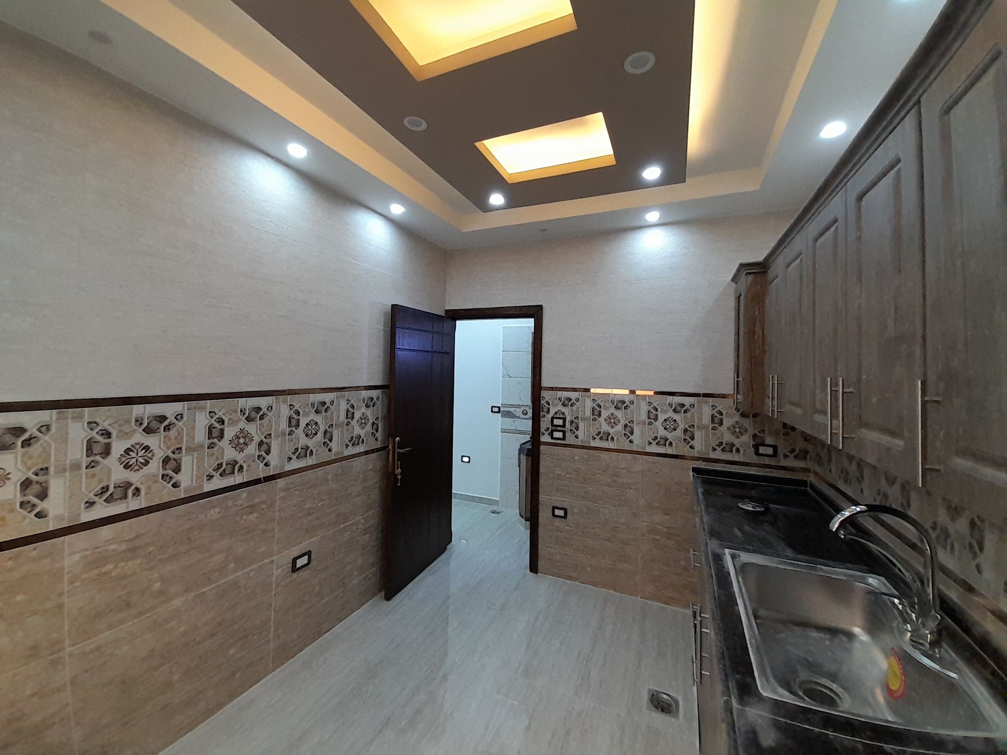 شقة جاهزة للسكن اكساء سوبر غير مسكون قبل _طابق ثاني فني الشارع العام اطلاله رووووعه