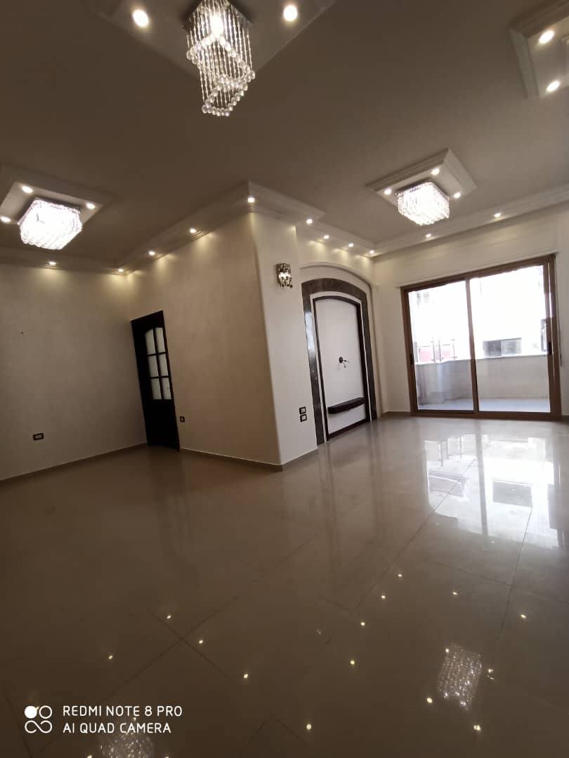 للبيع شقة ببناء راقي واكساء سوبر طابق تالت مميز بناء حجر درج رخام(ناطور .مصعد. والمساحة الحلوة فرارك للفرصه صار_قريب
