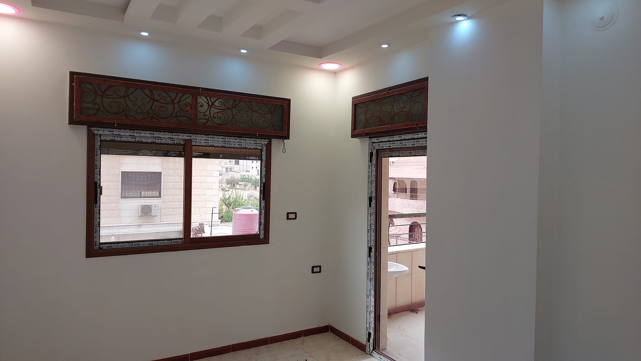 للبيع شقة سكنية في اشرفية صحنايا ( الناعورة ) طابق مميز أطلالة مفتوحة على الشارع الرئيسي مباشر