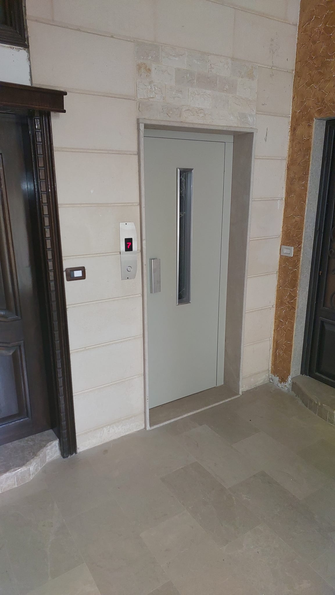 للبيع شقة سكنية في اشرفية صحنايا ( الناعورة ) طابق مميز أطلالة مفتوحة على الشارع الرئيسي مباشر