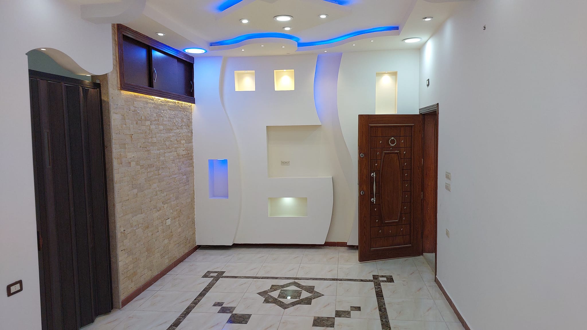 للبيع شقة سكنية في اشرفية صحنايا ( الناعورة ) طابق مميز أطلالة مفتوحة على الشارع الرئيسي مباشر