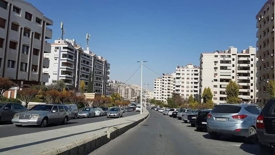 للبيع شقة مرتبة بمشروع دمر بالمغتربين (نسق أول) بناء حجر فخم.
