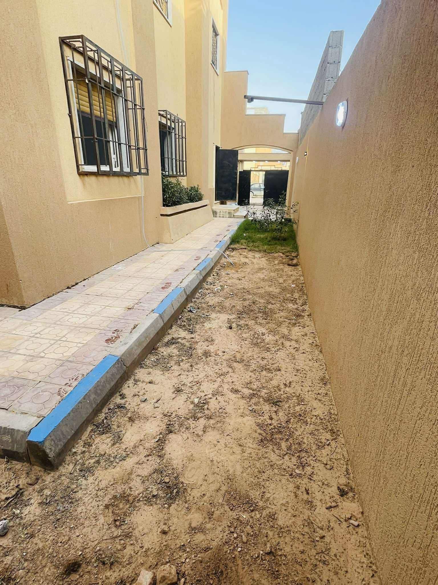 للبيع منزل أرضي في الوحدات السكنية – قرب كوبري سوق الخميس.