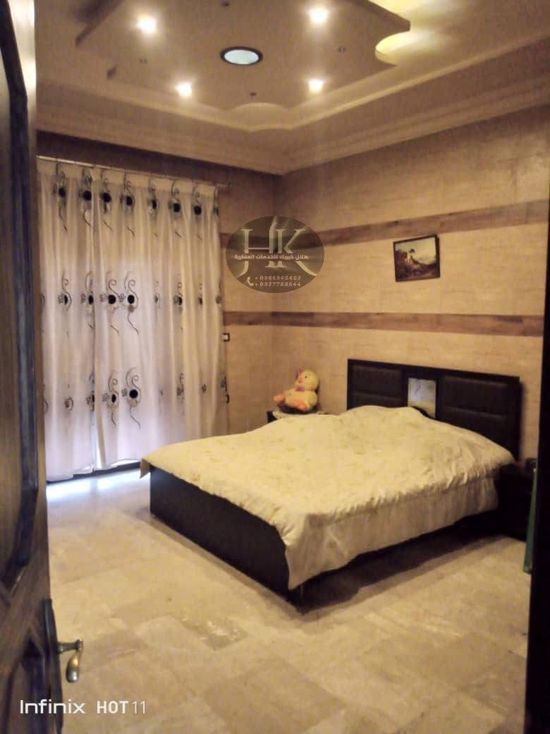 شقة سكنية للبيع تجهيز سوبر ببناء ملبس حجر وباركنج امام البناء .