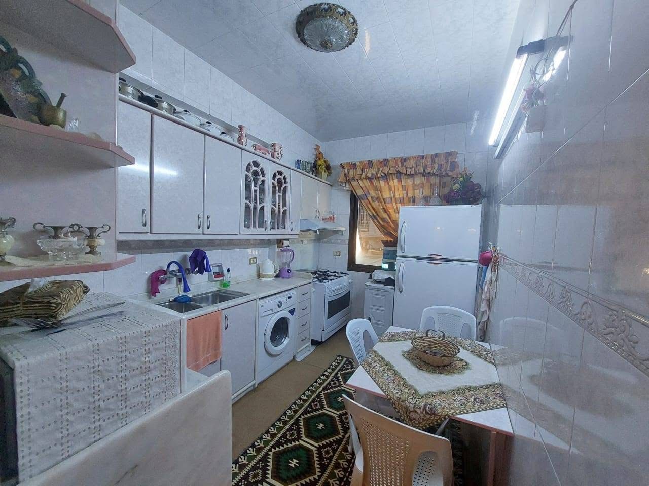 بيت في البرامكة في شارع راقي جدا ومنطقة هادئة مقابل كلية الاقتصاد .