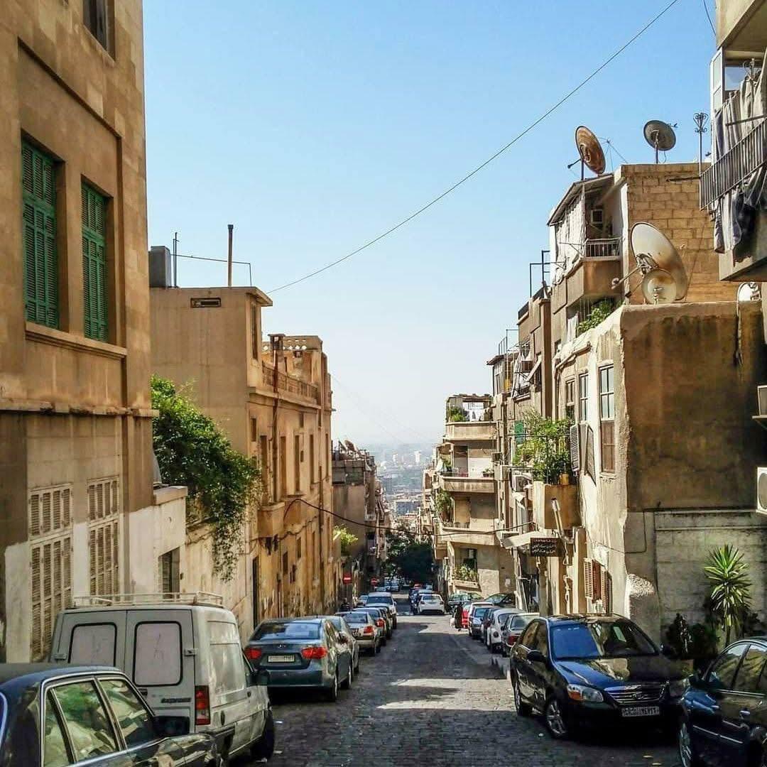 للبيع منزل بمنطقة المهاجرين ..الجادة الخامسة ونص