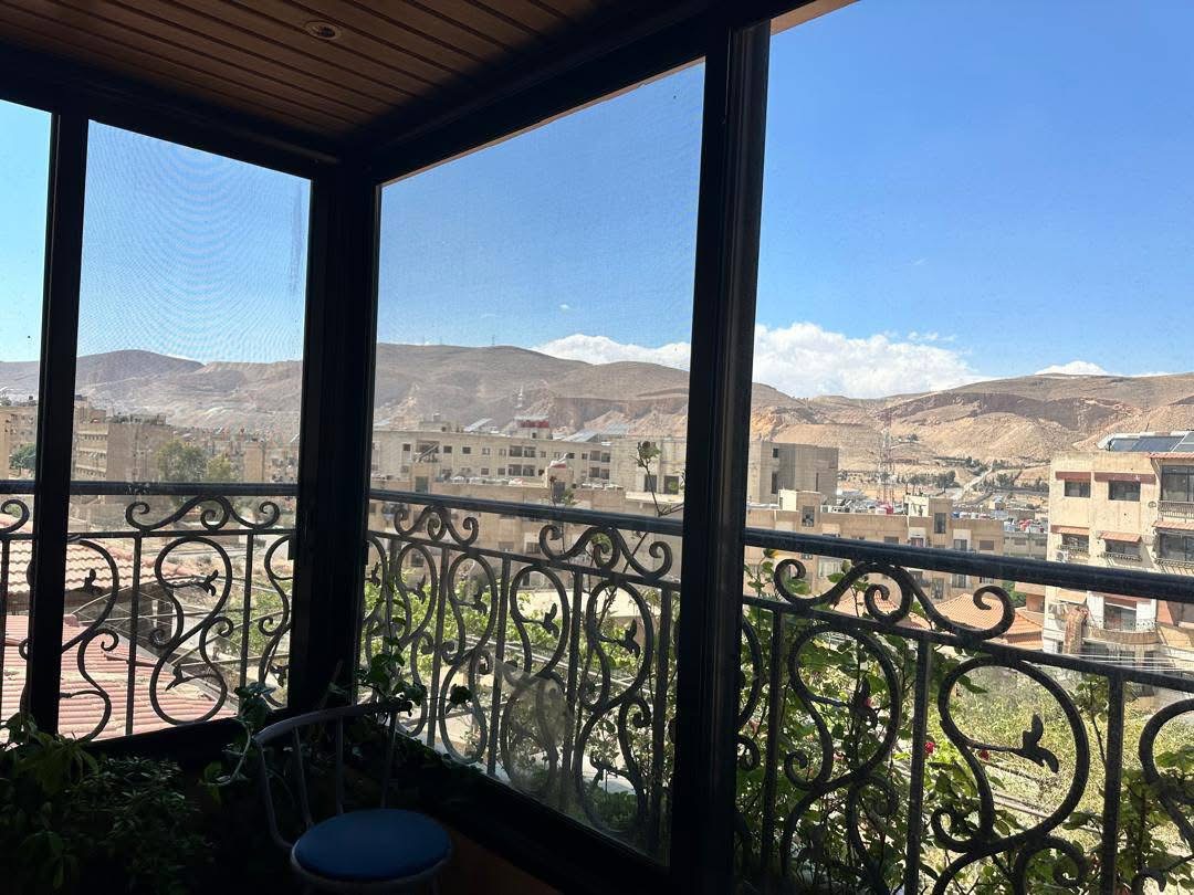 للبيع منزل في ضاحية الشام حرستا الطابق اول فني