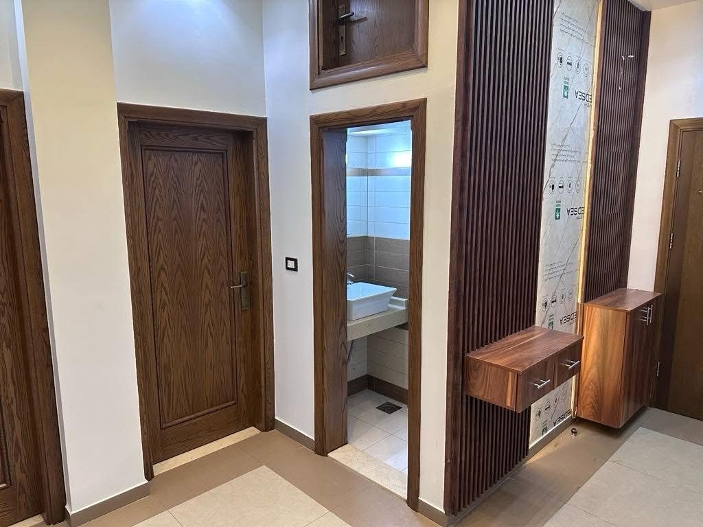 للبيع في اشرفية صحنايا مجمع السلام اول الاشرفية