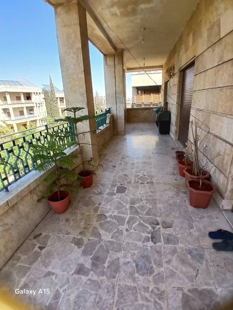 فرصة مميزة لاستئجار منزل واسع بإطلالة جميلة وموقع راق إ