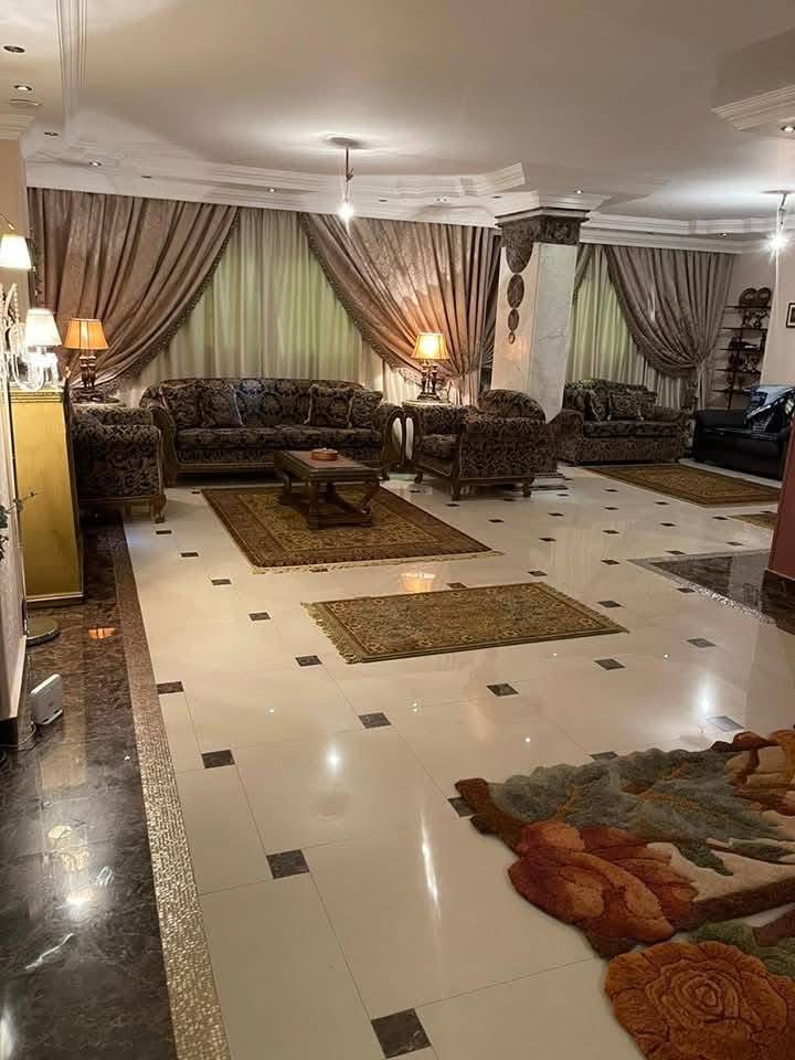 شقة سكنية بدمشق منطقة المزرعة …. امتداد جامع الايمان اطلالة مباشرة ع الشارع