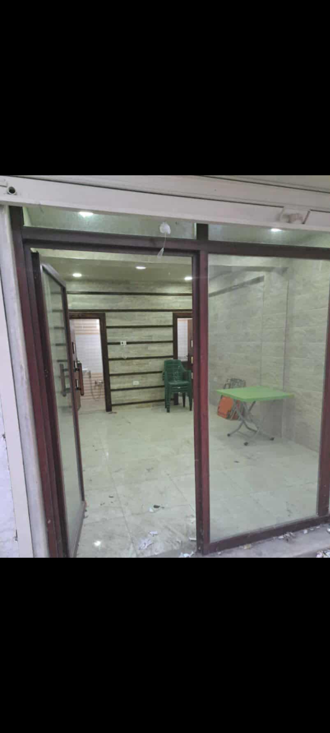 محلين تجاررين جنب بعض قرب دوار الزراعة