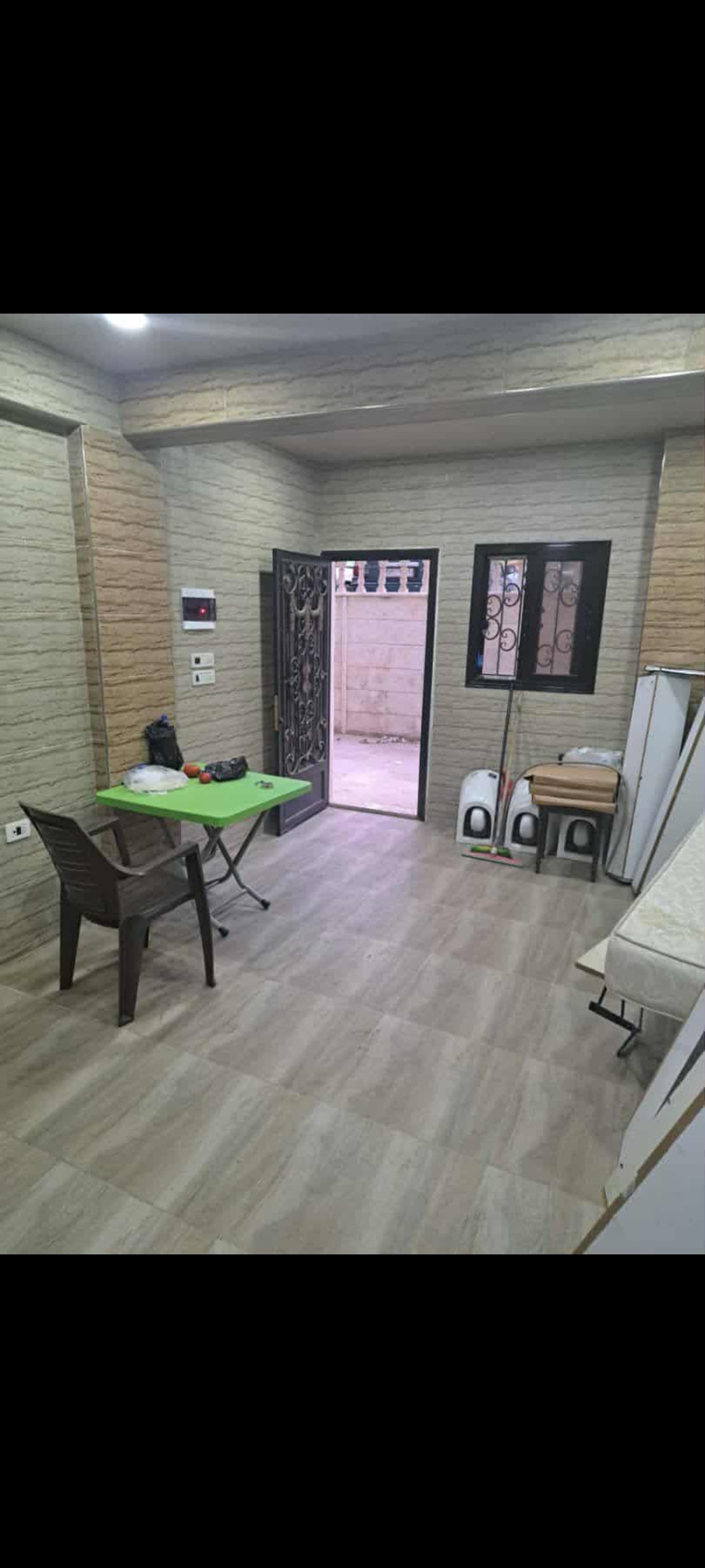محلين تجاررين جنب بعض قرب دوار الزراعة