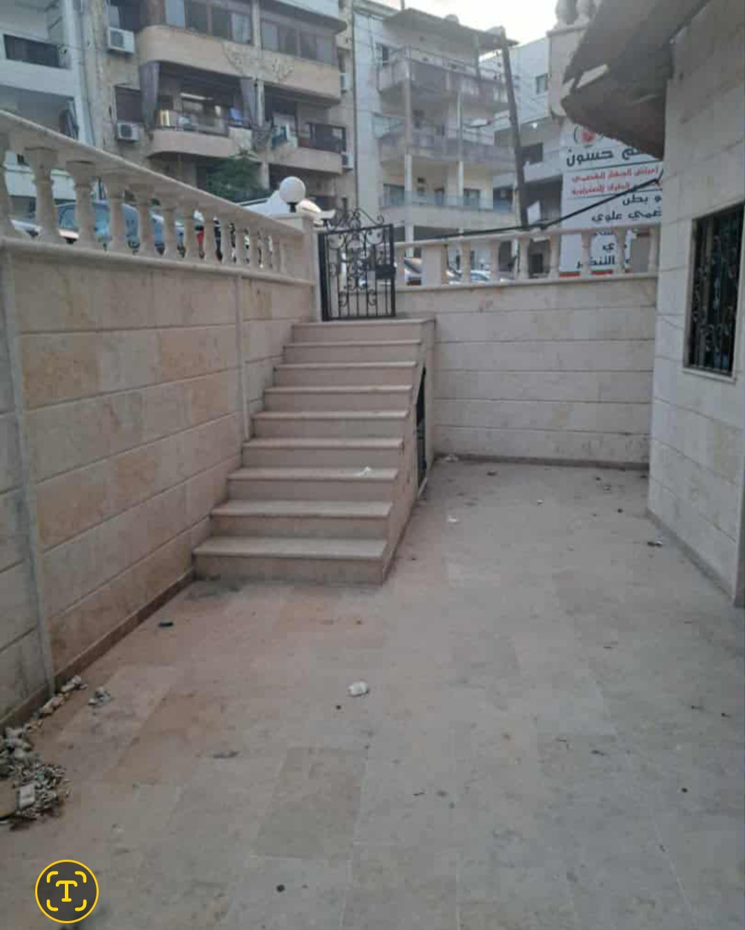 محلين تجاررين جنب بعض قرب دوار الزراعة