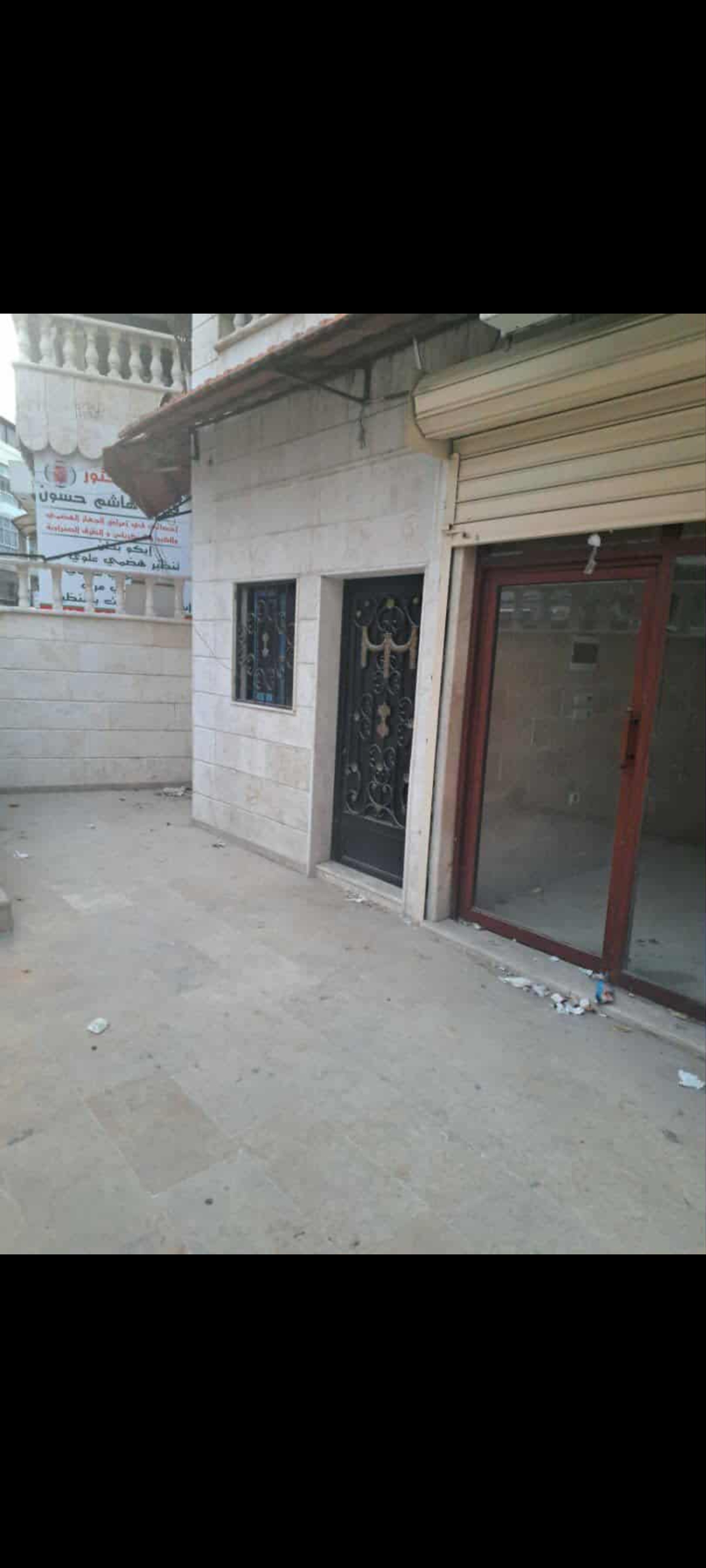 محلين تجاررين جنب بعض قرب دوار الزراعة