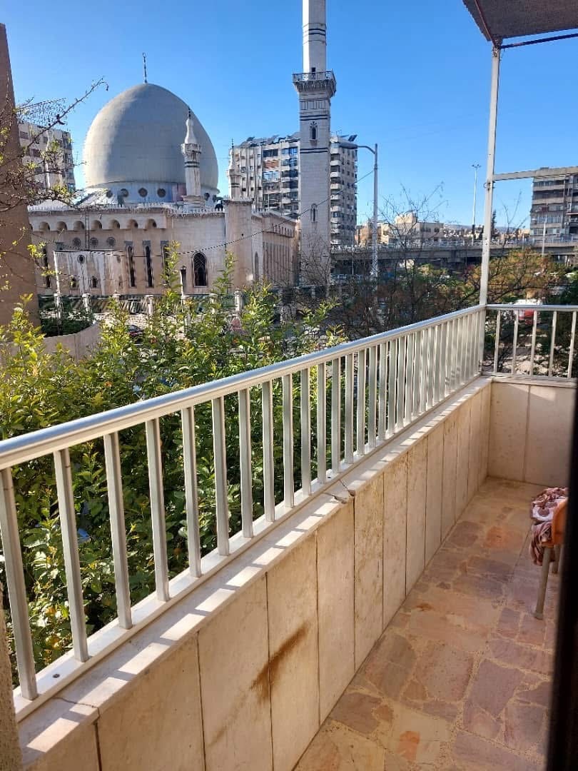 الميدان أول الزاهرة القديمة جنب مشفى الفيحاء.