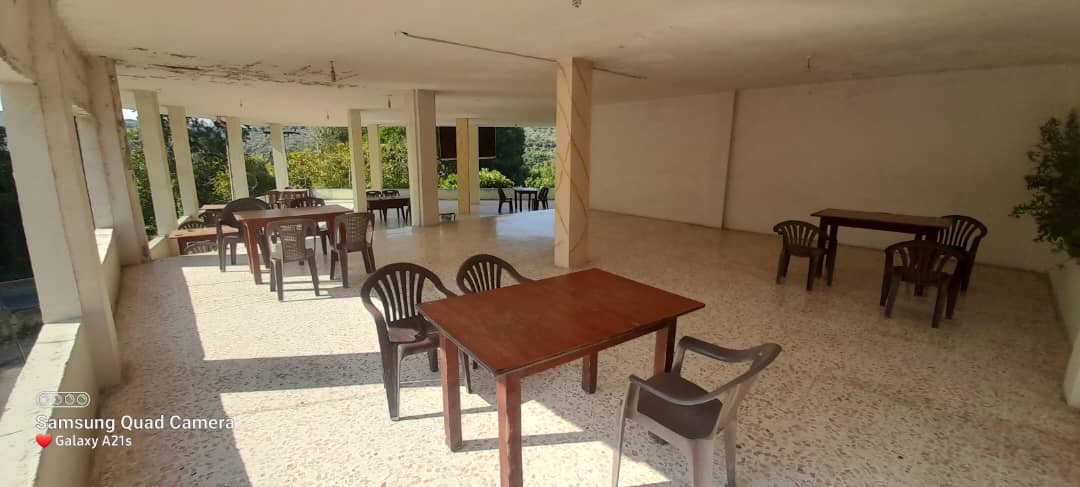 مطعم شعبي مؤلف من طابقين و يعلوه منزل سكني مساحة طابقية ٣٥٠ م2