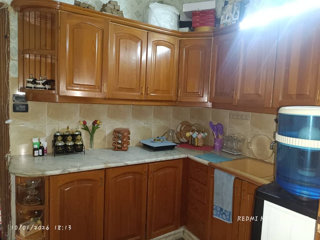 بسعر 90 الف وبازار , ثلاث غرف وصالون