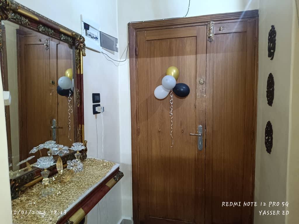 بسعر 90 الف وبازار , ثلاث غرف وصالون