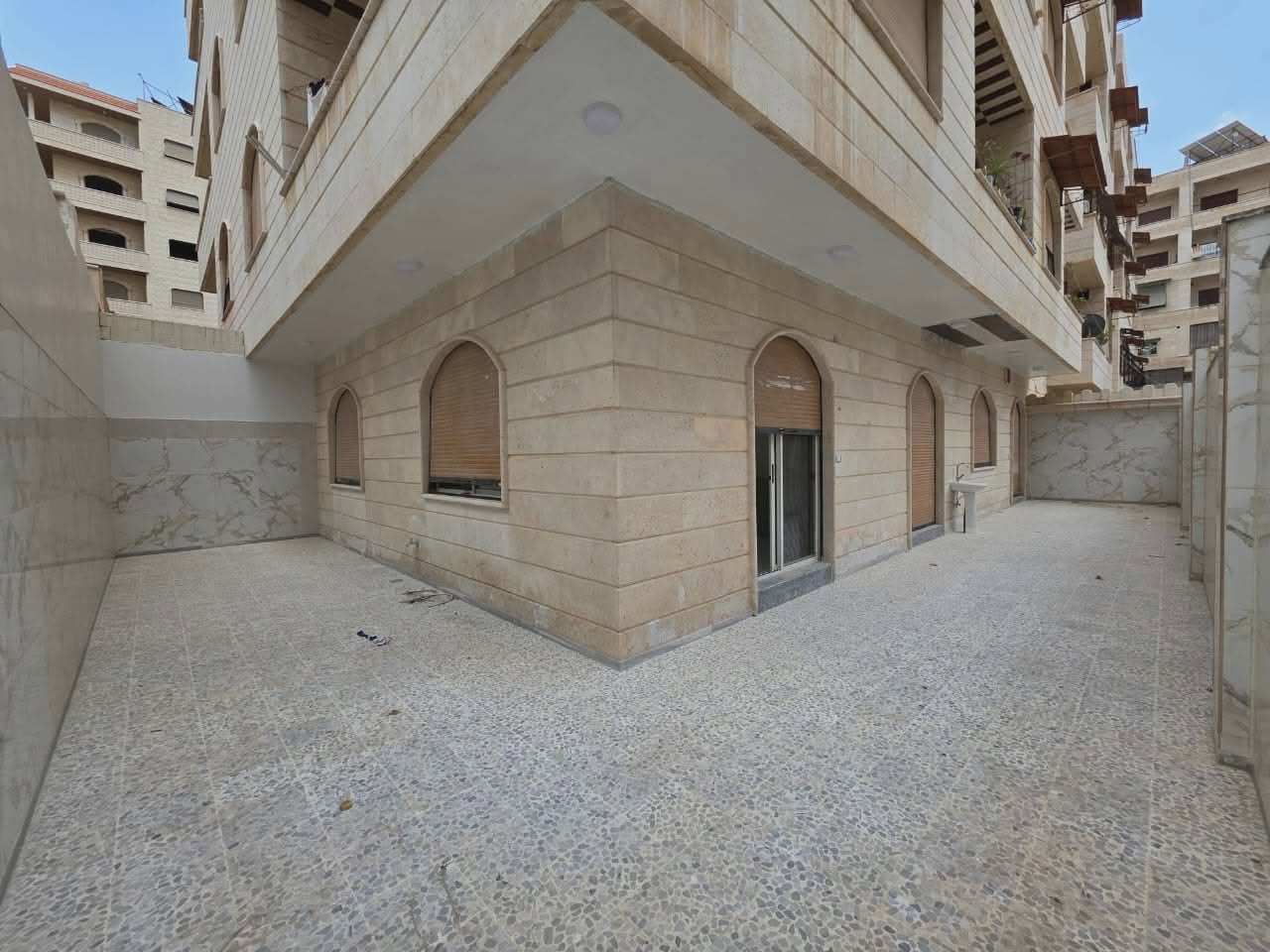 شقة مميزة للبيع 260 متر
